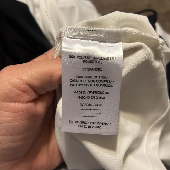 1ère Avenue black/cream 3/4 sleeve handkerchief hem top - Picture 9 of 9